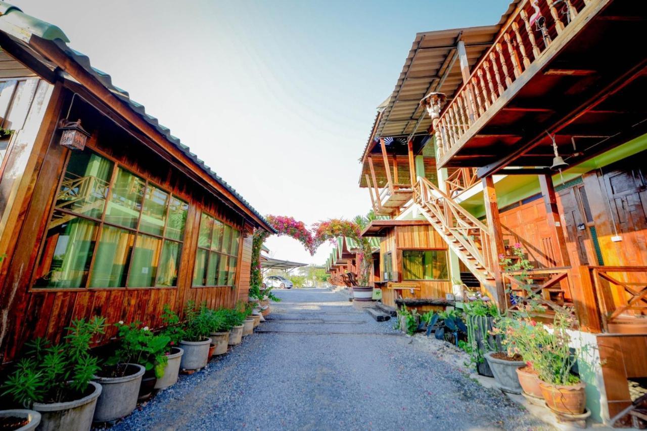 Mrk Resort & Massage Лопбури Экстерьер фото